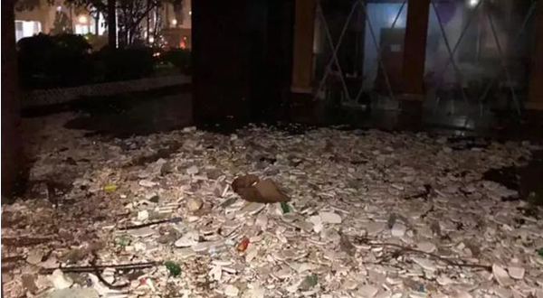 積水上漂浮著各種塑料瓶、塑料泡沫，令人作嘔。