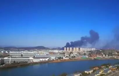 倉庫里往外冒著滾滾黑煙，把周圍的天空染上烏黑色。